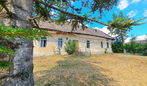 Historická kúria v obci Hruboňovo čaká na nový život