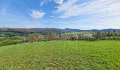 Slnečný pozemok o rozlohe 1,5 hektára s domom a nádhernými výhľadmi