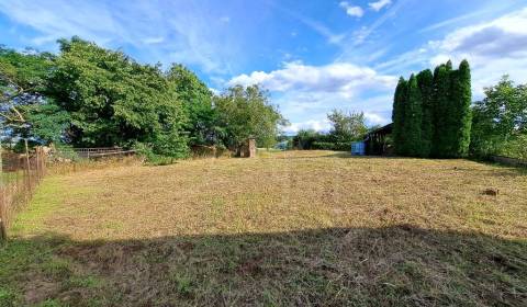 Krásny rovinatý pozemok na okraji obce v tichom prostredí