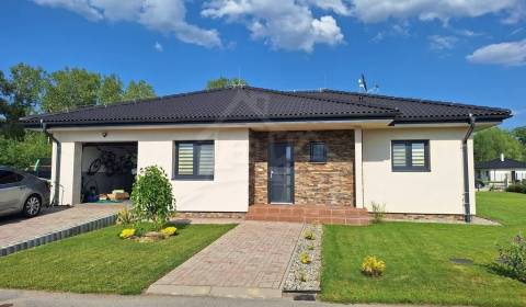 Novostavba bungalovu s veľkým pozemkom 909 m2 v obci Ivachnová