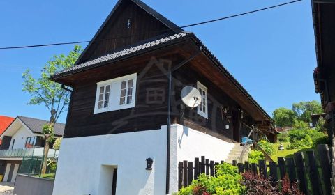 Tradičná drevenica pripravená pre chalupárov, na pozemku s krásnymi vý