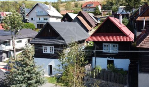 Tradičná drevenica pripravená pre chalupárov, na pozemku s krásnymi vý