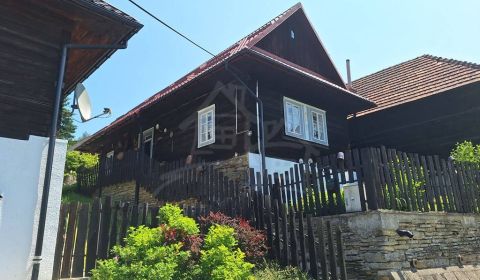 Romantická drevenica s garážou, upraveným pozemkom a terasou na posede