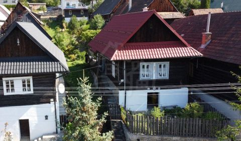 Dobová drevenica s garážou, bez investícií s terasou na posedenie pri 