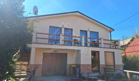 Rozostavaná stavba domu s dokončeným interiérom . Nehnuteľnosť vhodná 