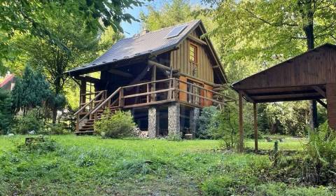 Kanadský zrub pod lesom neďaleko Košíc