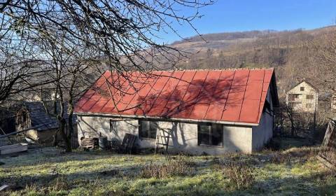 Starší dom s novšou prístavbou v obci Pača