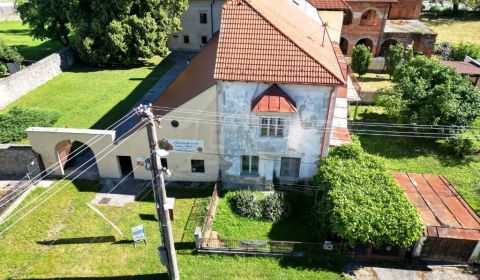 Historická vilka pod hradom Beckov na predaj