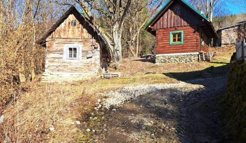 Dve drevenice na jednom pozemku v horách Javorníkov na predaj