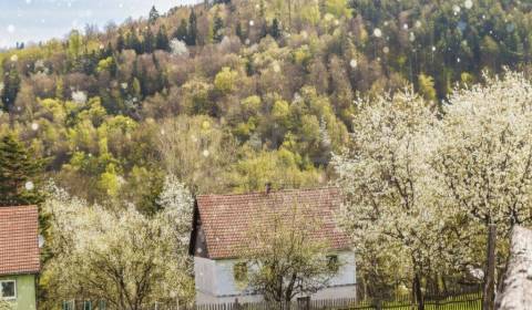ZNÍŽENÁ CENA! Priestranný rodinný dom so záhradou v príjemnom prostred