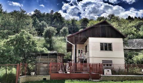 Rodinný dom s veľkou záhradou v malebnej dedinke Dobroč