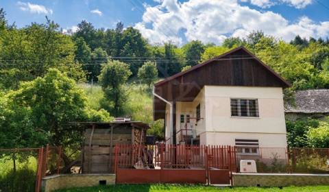 Rodinný dom s veľkou záhradou v malebnej dedinke Dobroč