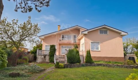 Exkluzívne - rodinná vila s krásnou záhradou a priestorom pre celú rod