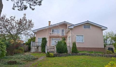 Exkluzívne - rodinná vila s krásnou záhradou a priestorom pre celú rod