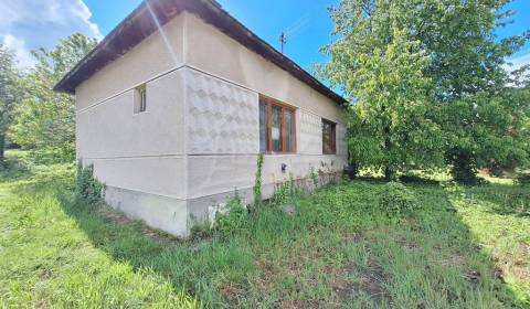 Pôvodný dvojizbový rodinný dom na chalupu v kľudnej časti obce Nová Vi