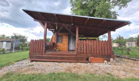 Záhradná chatka na udržiavanom pozemku na okraji kúpeľného mesta Štúro