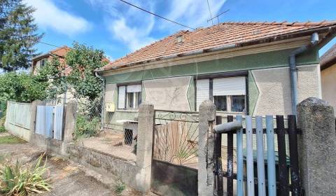 Pôvodný štvorizbový dom na rozľahlom pozemku v malebnej obci Nová Vies