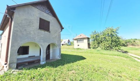 Poschodová chatka s vinohradom v malebnej dedinke Modrany
