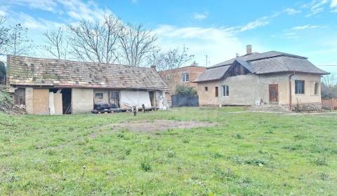 Pôvodný rozostavaný dom na širokom pozemku v kľudnej uličke v obci Gbe