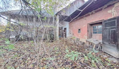 Storočná gángová vidiecka chalupa v malebnej obci Nová Vieska