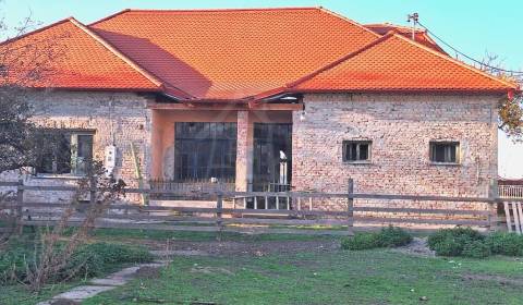 Pôvodná kúria na rozľahlom pozemku na okraji kúpeľného mesta Štúrovo