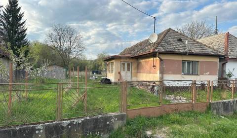 Dom s veľkou záhradou v malej dedinke Rašice