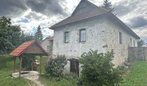200-ročná kamenná chalupa v horách, obec Lipovec
