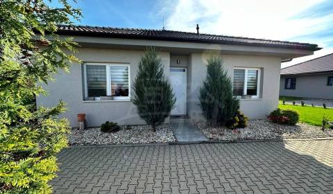 Útulný rodinný dom s krásnou záhradou v tichej súkromnej ulici v obci 