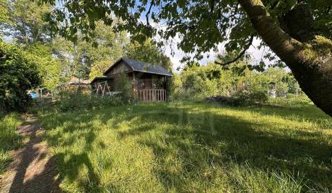 Chatky na priestrannom pozemku pri rieke Nitra – útulné miesto s čarom