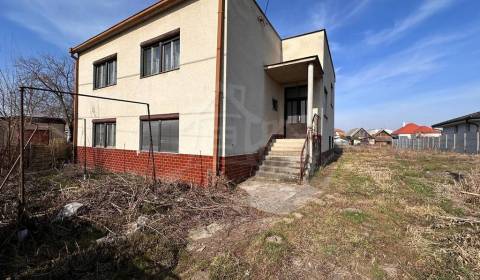 Poschodový 5 izbový rodinný dom v Nesvadoch, 500 m od termálneho kúpal