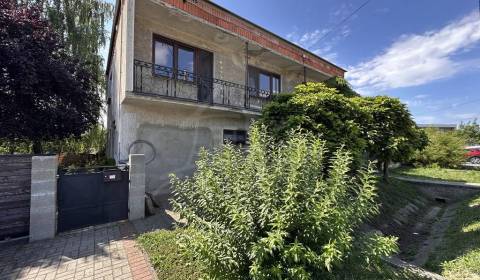 Priestranný rodinný dom v pokojnej časti Kolárova – ideálny pre viacge