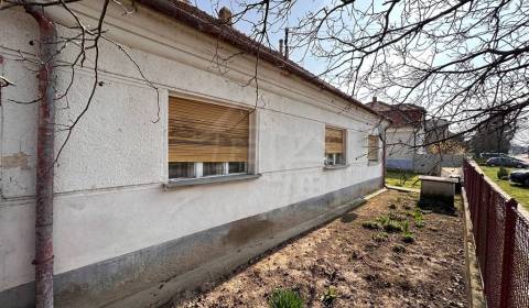 Pekný zachovalý rodinný dom na trvalé bývanie alebo chalupu s takmer 3