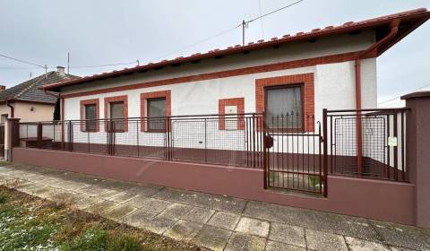 Priestranný rodinný dom v Kolárove – ideálne bývanie aj investícia v j