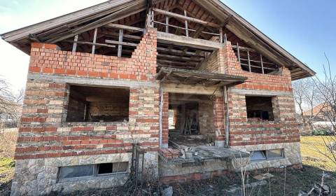 Na predaj priestranný poschodový rodinný dom v tichej časti Hurbanova 