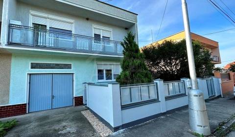 Dvojgeneračný 5 izbový rodinný dom v tichej uličke v Kolárove