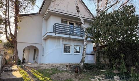 Rodinný domček po kompletnej exteriérovej rekonštrukcii vo vinárskej o