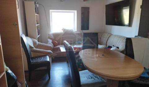 Chalupa v kľude na vidieku, no blízko okresného mesta, v obci Starý Hr