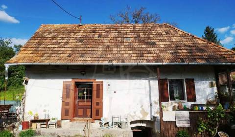 Útulná chalupa blízko Štiavnických tajchov v tichej obci Jabloňovce