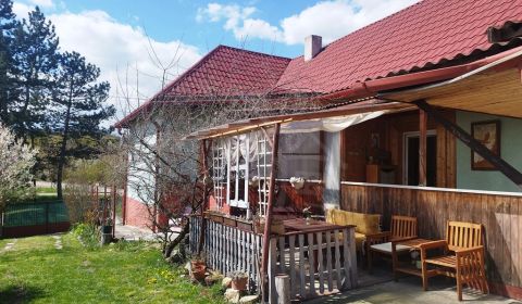 Únik do pokoja a pohody: Vidiecky domček bez susedov, len pár metrov o