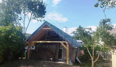 Rekonštruovaný gazdovský dom v pokojnej obci Kleňany v okrese Veľký Kr