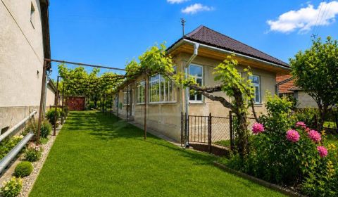 Rekonštruovaný gazdovský dom v pokojnej obci Kleňany v okrese Veľký Kr