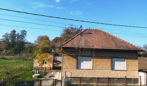 Tam, kde sa sníva s otvorenými očami: Dom s dušou a vyše 2000m2 záhrad