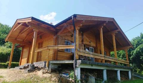 Drevenica s panoramatickým výhľadom pre romantikov aj poľovníkov