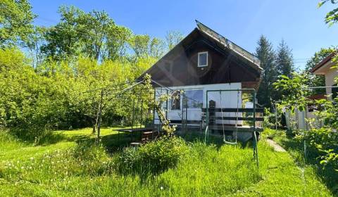 Záhrada s murovanou chatou a bazénom pri Stupave, okres Malacky