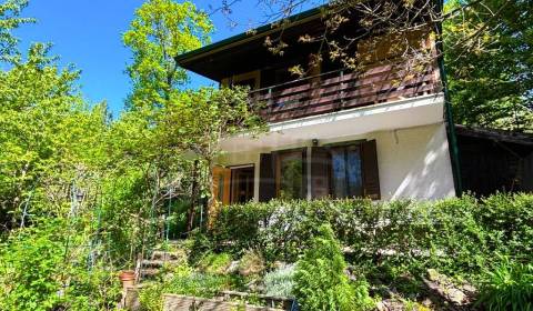 REZERVOVANÉ! Zelená oáza pri Stupave — chata vhodná aj na celoročné bý