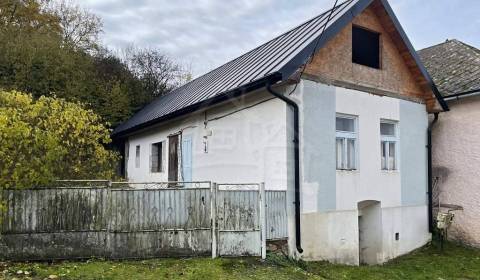 Chalupa so začatou rekonštrukciou v malebnej koncovej obci Ardovo