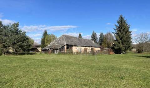 NOVÁ CENA - Polosamota s priestranným domom a malým rybníkom na rovine