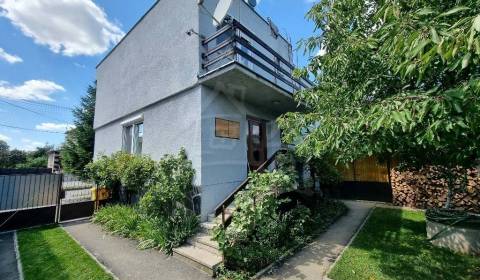 Dvojpodlažný 4 izbový rodinný dom v obci Boleráz, na predaj, exkluzívn