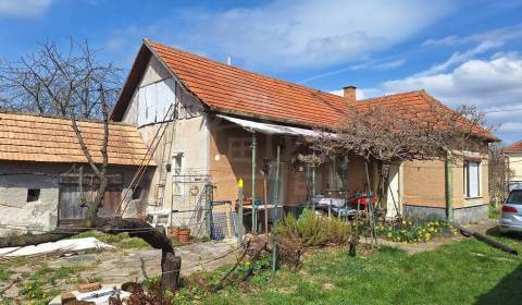 Ihneď obývateľný rodinný dom na rozľahlom pozemku na okraji obce Búč