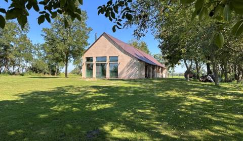 Vidiecky dom na samote s veľkým pozemkom na bývanie, chalupu alebo inv